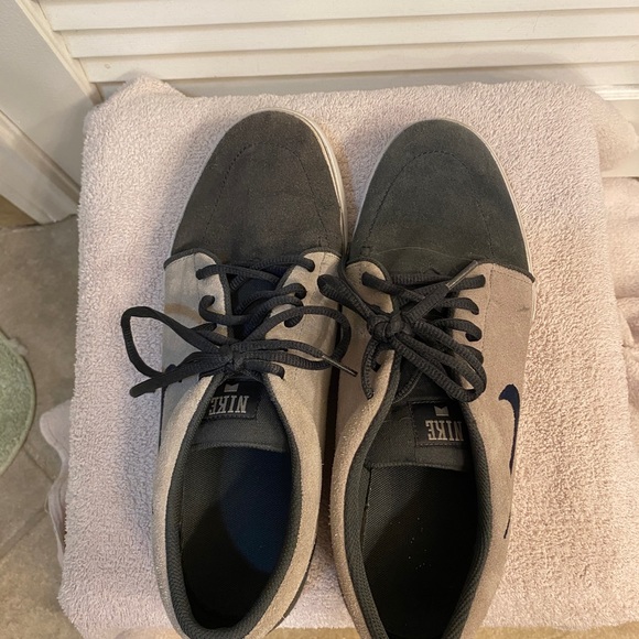 Men’s Nike Tennis Shoes; Excellent Condition; Size 11 - Picture 4 of 8